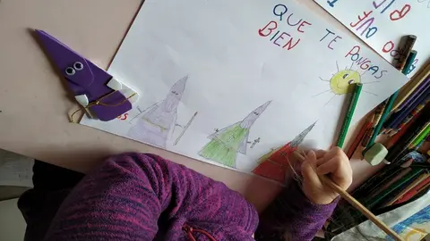 Una ni&ntilde;a pinta un dibujo para los menores hospitalizados en el Materno Infantil de M&aacute;laga