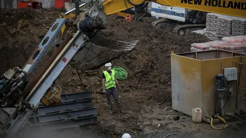 Un trabajador de la construcci&oacute;n protegido con mascarilla en su jornada laboral, durante el d&iacute;a 38 del estado de alarma en el pa&iacute;s por la crisis del coronavirus. En Sevilla (Andaluc&iacute;a, Espa&ntilde;a), a 21 de abril de 2020.