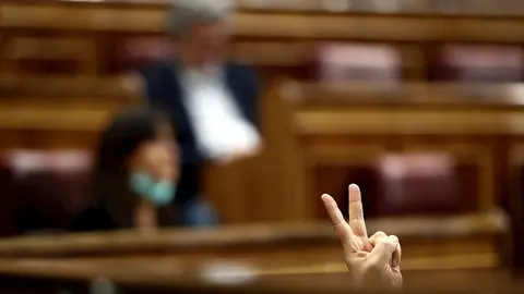 Un diputado marca votaci&oacute;n en el Pleno del Congreso