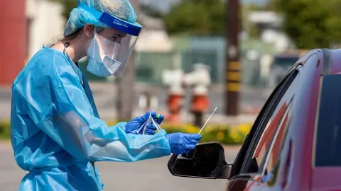 21 April 2020, US, Santa Ana: A medic at AltaMed Health Services prepares to test a drive-through patient for Coronavirus (Covid-19) at her Bristol Street clinic in Santa Ana. Photo: Leonard Ortiz/Orange County Register via ZUMA/dpa