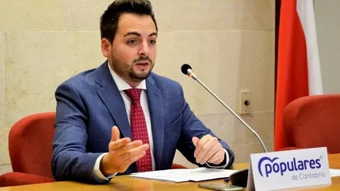 El diputado del PP en el Parlamento de Cantabria &Aacute;lvaro Aguirre