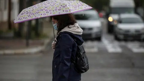 Una mujer protegida con mascarilla camina por la calle, durante el d&iacute;a 38 del estado de alarma en el pa&iacute;s por la crisis del coronavirus. En Sevilla (Andaluc&iacute;a, Espa&ntilde;a), a 21 de abril de 2020.