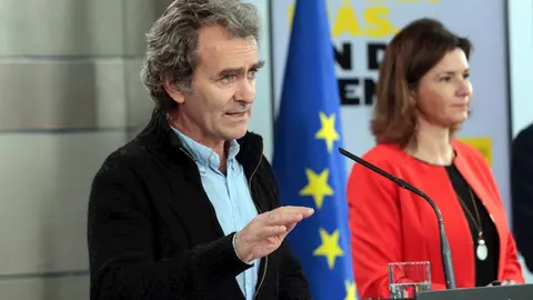 El director del Centro de Coordinaci&oacute;n de Alertas y Emergencias Sanitarias del Ministerio de Sanidad, Fernando Sim&oacute;n; y la secretaria general de Transportes, Mar&iacute;a Jos&eacute; Rallo del Olmo, en rueda de prensa tras la reuni&oacute;n del Comit&eacute; de Gesti&oacute;n T&eacute;cnica