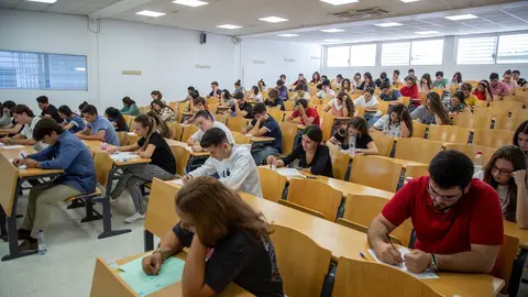Alumnos en ex&aacute;men de selectividad. Archivo