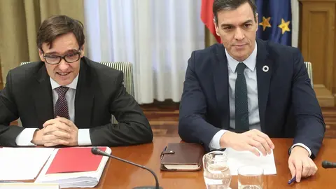 El ministro de Sanidad, Salvador Illa (i), y el presidente del Gobierno, Pedro S&aacute;nchez (d), durante la reuni&oacute;n sobre el seguimiento del coronavirus en Espa&ntilde;a, en la Sede del Ministerio de Sanidad, Madrid (Espa&ntilde;a), a 9 de marzo de 2020.