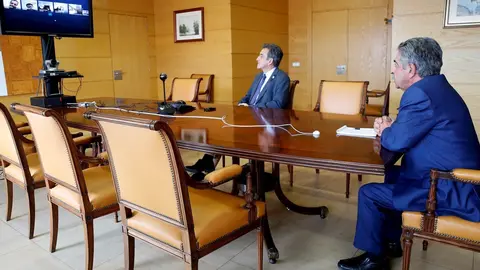 El presidente de Cantabria, Miguel &Aacute;ngel Revilla, y el consejero de Industria, Francisco Mart&iacute;n, mantienen una videoconferencia con el comit&eacute; de empresa de Sniace