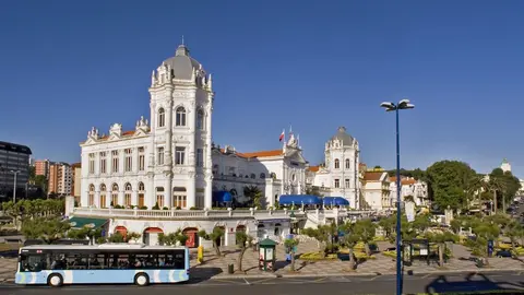 El Casino seguido de los hoteles Hoyuela y Par&iacute;s