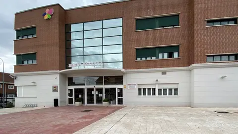 Fachada de la residencia AMMA Alcorc&oacute;n el mismo d&iacute;a en el que el Tribunal Superior de Justicia de Madrid (TSJM) ha acordado que la Comunidad de Madrid, a trav&eacute;s de la Consejer&iacute;a de Sanidad, dote de "manera inmediata" a las residencias de mayores de Alcorc