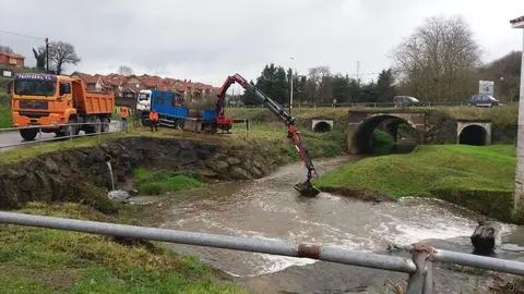 Trabajos en r&iacute;o Campiazo a la altura de la localidad de Beranga