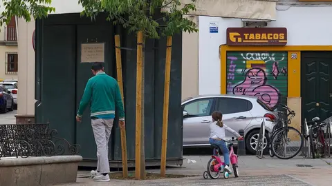 Un padre con una peque&ntilde;a en la plaza de San Lorenzo a los 40 dias de estado de alarma en Sevilla a 23 abril del 2020
