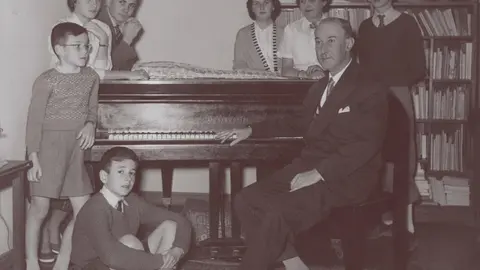 Gerardo Diego y su familia