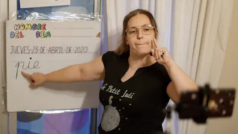 Una profesora de Educaci&oacute;n Infantil graba con su m&oacute;vil una clase para sus alumnos durante el confinamiento por el coronavirus.