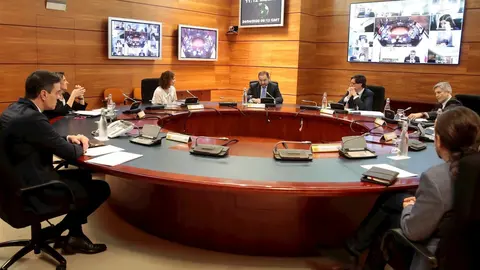 El presidente del Gobierno, Pedro S&aacute;nchez, preside el Consejo de Ministros extraordinario para hacer efectiva la tercera pr&oacute;rroga del estado de alarma por la crisis del Covid-19 en el pa&iacute;s, provocando as&iacute; que los espa&ntilde;oles est&eacute;n confinados como m&iacute;nimo has