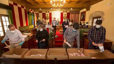 Reparto de mascarillas en Camargo