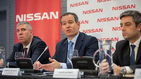 (I-D) El responsable de fabricaci&oacute;n de la alianza Renault-Nissan, Jos&eacute; Vicente de los Mozos; el presidente de Nissan Europa, Gianluca de Ficchy; y el director de Nissan Motor Ib&eacute;rica, Gen&iacute;s Alonso, en una foto de archivo.