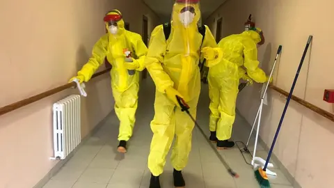 Miembros de la UME en la desinfecci&oacute;n de una residencia de mayores