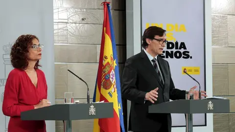 El ministro de Sanidad, Salvador Illa, y la portavoz del Gobierno, Mar&iacute;a Jes&uacute;s Montero, durante la rueda de prensa por videoconferencia para abordar la evoluci&oacute;n del coronavirus en Espa&ntilde;a. En Madrid, (Espa&ntilde;a), a 17 de abril de 2020.