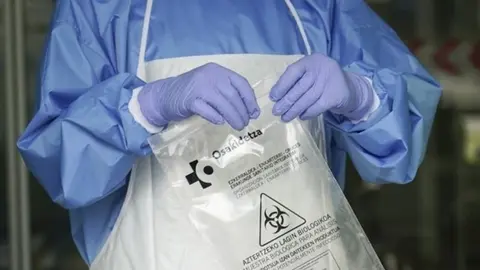 Personal sanitario con una muestra para realizar un test r&aacute;pido por covid-19