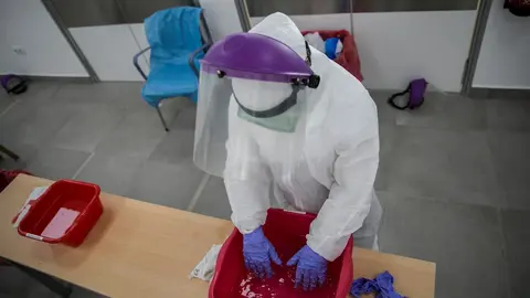 Personal sanitario se forma en la colocaci&oacute;n y retirada del  Equipo de Protecci&oacute;n Individual (EPI) 