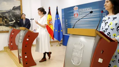 La directora general de Salud P&uacute;blica, Paloma Navas; Rafael Tejido, gerente del Hospital Valdecilla, y Carmen Fari&ntilde;as, jefa del Servicio de Enfermedades Infecciosas del Hospital Valdecilla, informan, en rueda de prensa