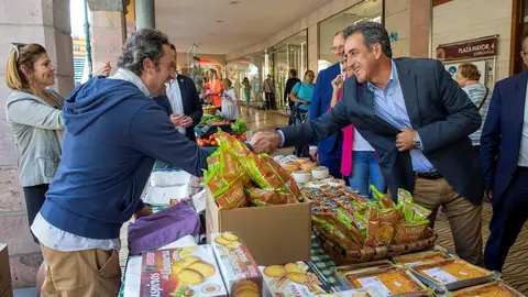 El consejero de Industria y Comercio, en un puesto de un mercado en Torrelavega