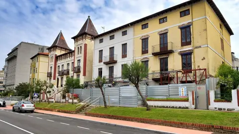 Edificios de Los Castros que se transformar&aacute;n en un hotel