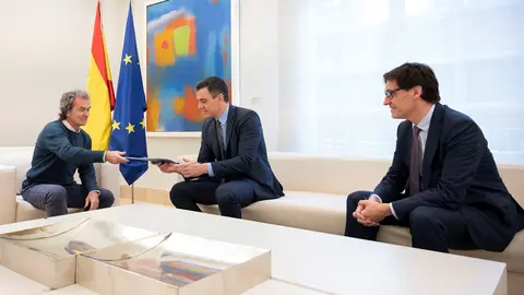 Illa entrega a S&aacute;nchez un informe sobre la "estrategia de transici&oacute;n" antes de la reuni&oacute;n con las CCAA, en Madrid (Espa&ntilde;a) a 26 de abril de 2020.