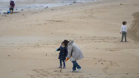 DAVID S. BUSTAMANTE 24/04/2020 SANTANDER/ CANTABRIA Los ni&ntilde;os menores de 14 a&ntilde;os pueden salir a la calle acompa&ntilde;ados de un adulto tras el confinamiento por el Estado de Alarma decretado por el Coronavirus Covid-19. 