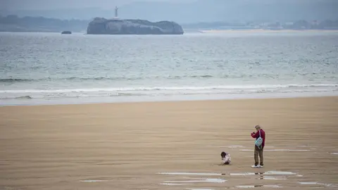DAVID S. BUSTAMANTE 24/04/2020 SANTANDER/ CANTABRIA Los ni&ntilde;os menores de 14 a&ntilde;os pueden salir a la calle acompa&ntilde;ados de un adulto tras el confinamiento por el Estado de Alarma decretado por el Coronavirus Covid-19. 