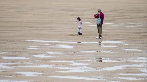 DAVID S. BUSTAMANTE 24/04/2020 SANTANDER/ CANTABRIA Los ni&ntilde;os menores de 14 a&ntilde;os pueden salir a la calle acompa&ntilde;ados de un adulto tras el confinamiento por el Estado de Alarma decretado por el Coronavirus Covid-19. 