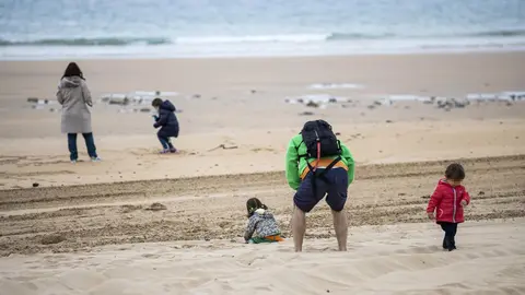 DAVID S. BUSTAMANTE 24/04/2020 SANTANDER/ CANTABRIA Los ni&ntilde;os menores de 14 a&ntilde;os pueden salir a la calle acompa&ntilde;ados de un adulto tras el confinamiento por el Estado de Alarma decretado por el Coronavirus Covid-19. 