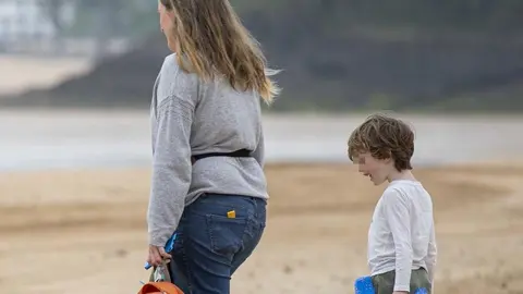 DAVID S. BUSTAMANTE 24/04/2020 SANTANDER/ CANTABRIA Los ni&ntilde;os menores de 14 a&ntilde;os pueden salir a la calle acompa&ntilde;ados de un adulto tras el confinamiento por el Estado de Alarma decretado por el Coronavirus Covid-19. 