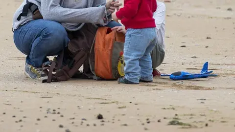 DAVID S. BUSTAMANTE 24/04/2020 SANTANDER/ CANTABRIA Los ni&ntilde;os menores de 14 a&ntilde;os pueden salir a la calle acompa&ntilde;ados de un adulto tras el confinamiento por el Estado de Alarma decretado por el Coronavirus Covid-19. 