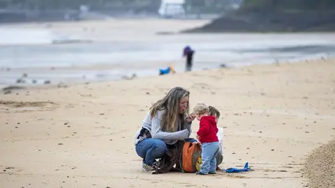 DAVID S. BUSTAMANTE 24/04/2020 SANTANDER/ CANTABRIA Los ni&ntilde;os menores de 14 a&ntilde;os pueden salir a la calle acompa&ntilde;ados de un adulto tras el confinamiento por el Estado de Alarma decretado por el Coronavirus Covid-19. 