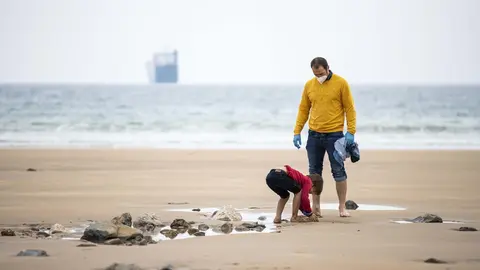 DAVID S. BUSTAMANTE 24/04/2020 SANTANDER/ CANTABRIA Los ni&ntilde;os menores de 14 a&ntilde;os pueden salir a la calle acompa&ntilde;ados de un adulto tras el confinamiento por el Estado de Alarma decretado por el Coronavirus Covid-19. 