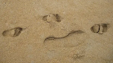 DAVID S. BUSTAMANTE 24/04/2020 SANTANDER/ CANTABRIA Los ni&ntilde;os menores de 14 a&ntilde;os pueden salir a la calle acompa&ntilde;ados de un adulto tras el confinamiento por el Estado de Alarma decretado por el Coronavirus Covid-19. 