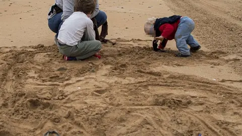 DAVID S. BUSTAMANTE 24/04/2020 SANTANDER/ CANTABRIA Los ni&ntilde;os menores de 14 a&ntilde;os pueden salir a la calle acompa&ntilde;ados de un adulto tras el confinamiento por el Estado de Alarma decretado por el Coronavirus Covid-19. 