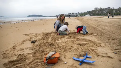 DAVID S. BUSTAMANTE 24/04/2020 SANTANDER/ CANTABRIA Los ni&ntilde;os menores de 14 a&ntilde;os pueden salir a la calle acompa&ntilde;ados de un adulto tras el confinamiento por el Estado de Alarma decretado por el Coronavirus Covid-19. 