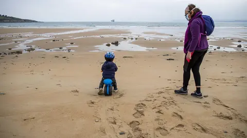 DAVID S. BUSTAMANTE 24/04/2020 SANTANDER/ CANTABRIA Los ni&ntilde;os menores de 14 a&ntilde;os pueden salir a la calle acompa&ntilde;ados de un adulto tras el confinamiento por el Estado de Alarma decretado por el Coronavirus Covid-19. 