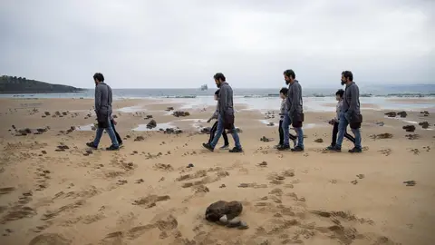 DAVID S. BUSTAMANTE 24/04/2020 SANTANDER/ CANTABRIA Los ni&ntilde;os menores de 14 a&ntilde;os pueden salir a la calle acompa&ntilde;ados de un adulto tras el confinamiento por el Estado de Alarma decretado por el Coronavirus Covid-19. 