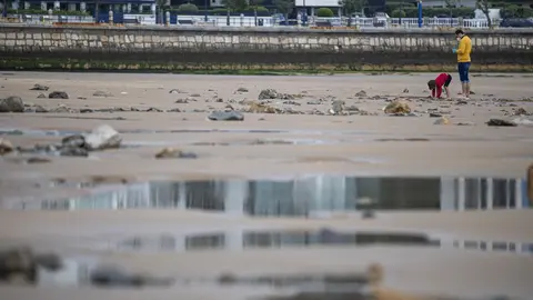 DAVID S. BUSTAMANTE 24/04/2020 SANTANDER/ CANTABRIA Los ni&ntilde;os menores de 14 a&ntilde;os pueden salir a la calle acompa&ntilde;ados de un adulto tras el confinamiento por el Estado de Alarma decretado por el Coronavirus Covid-19. 