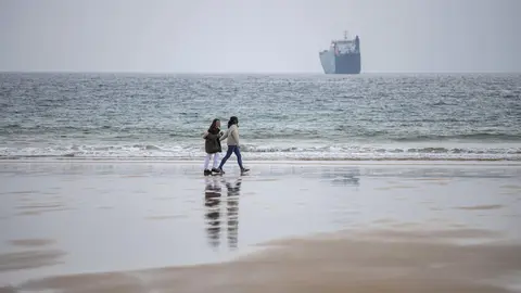 DAVID S. BUSTAMANTE 24/04/2020 SANTANDER/ CANTABRIA Los ni&ntilde;os menores de 14 a&ntilde;os pueden salir a la calle acompa&ntilde;ados de un adulto tras el confinamiento por el Estado de Alarma decretado por el Coronavirus Covid-19. 