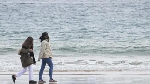 DAVID S. BUSTAMANTE 24/04/2020 SANTANDER/ CANTABRIA Los ni&ntilde;os menores de 14 a&ntilde;os pueden salir a la calle acompa&ntilde;ados de un adulto tras el confinamiento por el Estado de Alarma decretado por el Coronavirus Covid-19. 