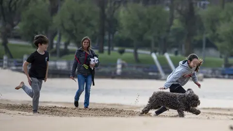 DAVID S. BUSTAMANTE 24/04/2020 SANTANDER/ CANTABRIA Los ni&ntilde;os menores de 14 a&ntilde;os pueden salir a la calle acompa&ntilde;ados de un adulto tras el confinamiento por el Estado de Alarma decretado por el Coronavirus Covid-19. 