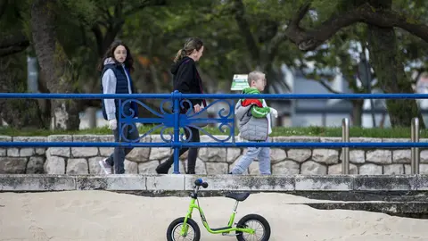 DAVID S. BUSTAMANTE 24/04/2020 SANTANDER/ CANTABRIA Los ni&ntilde;os menores de 14 a&ntilde;os pueden salir a la calle acompa&ntilde;ados de un adulto tras el confinamiento por el Estado de Alarma decretado por el Coronavirus Covid-19. 