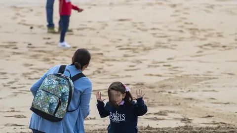 DAVID S. BUSTAMANTE 24/04/2020 SANTANDER/ CANTABRIA Los ni&ntilde;os menores de 14 a&ntilde;os pueden salir a la calle acompa&ntilde;ados de un adulto tras el confinamiento por el Estado de Alarma decretado por el Coronavirus Covid-19. 