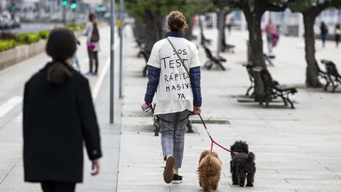 DAVID S. BUSTAMANTE 24/04/2020 SANTANDER/ CANTABRIA Los ni&ntilde;os menores de 14 a&ntilde;os pueden salir a la calle acompa&ntilde;ados de un adulto tras el confinamiento por el Estado de Alarma decretado por el Coronavirus Covid-19. 