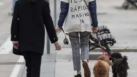 DAVID S. BUSTAMANTE 24/04/2020 SANTANDER/ CANTABRIA Los ni&ntilde;os menores de 14 a&ntilde;os pueden salir a la calle acompa&ntilde;ados de un adulto tras el confinamiento por el Estado de Alarma decretado por el Coronavirus Covid-19. 