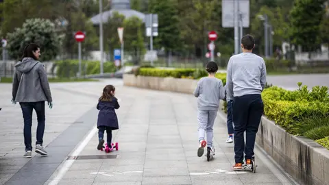 DAVID S. BUSTAMANTE 24/04/2020 SANTANDER/ CANTABRIA Los ni&ntilde;os menores de 14 a&ntilde;os pueden salir a la calle acompa&ntilde;ados de un adulto tras el confinamiento por el Estado de Alarma decretado por el Coronavirus Covid-19. 