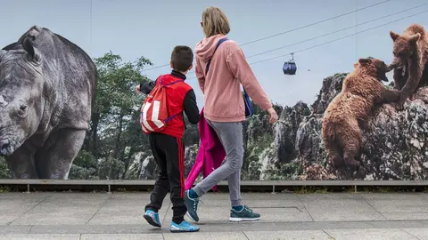DAVID S. BUSTAMANTE 24/04/2020 SANTANDER/ CANTABRIA Los ni&ntilde;os menores de 14 a&ntilde;os pueden salir a la calle acompa&ntilde;ados de un adulto tras el confinamiento por el Estado de Alarma decretado por el Coronavirus Covid-19. 